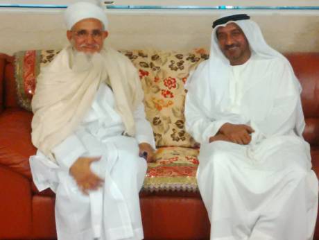 Dr Syedna Mufaddal Saifuddin being received by Shaikh Ahmed bin Saeed Al Maktoum at the Dubai International Airport (Dec 2014)